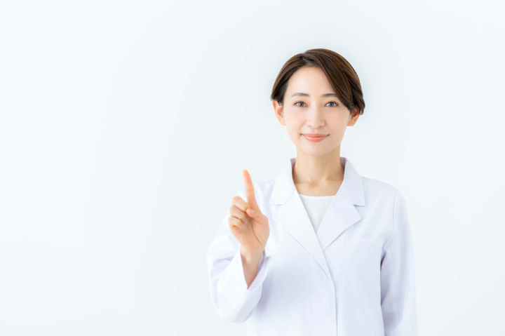 根管治療後の歯の寿命を短くする原因について説明する歯科医