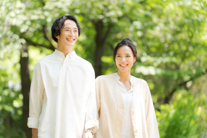 セラミックの歯にして笑顔の男女