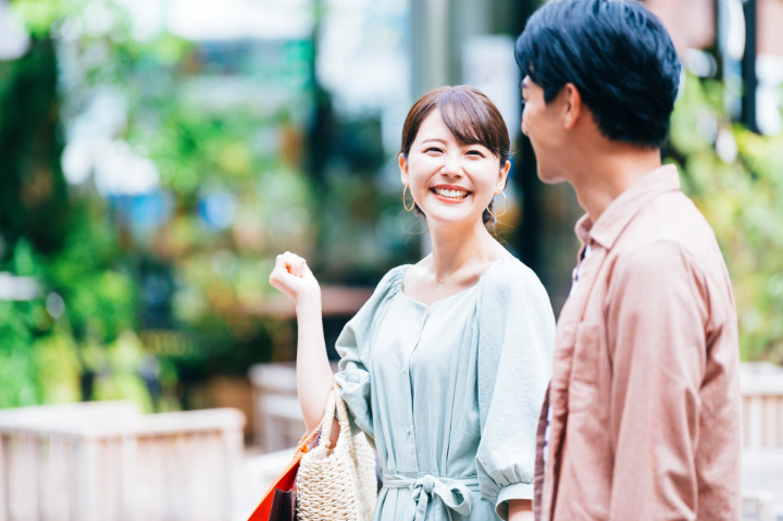 笑顔でショッピングを楽しむ夫婦