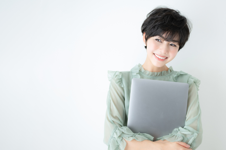 ホワイトニングで歯が美しくなり笑顔に自信が出た女性