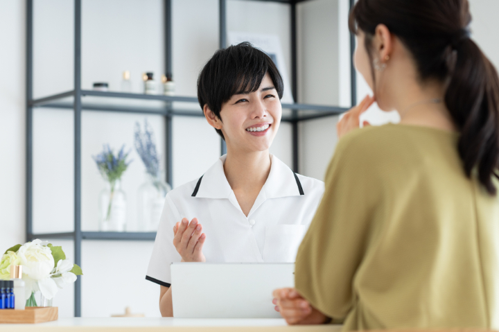 ホワイトニングか歯のクリーニングかを選ぶときのポイントを説明する歯科医師