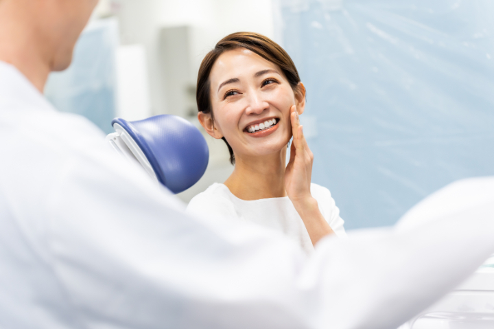 根管治療を終えて笑顔を見せる女性