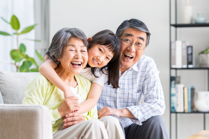 孫と笑顔の祖父母