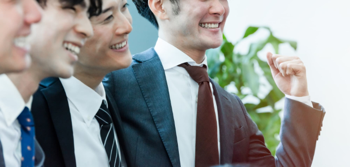 笑顔の男性たちの口元