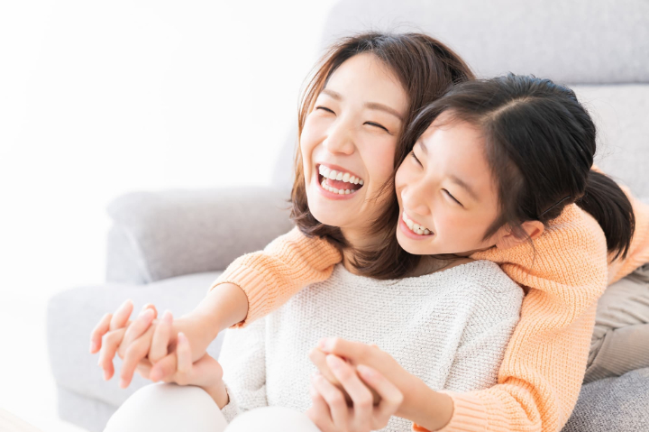 仲良くくっつく母娘