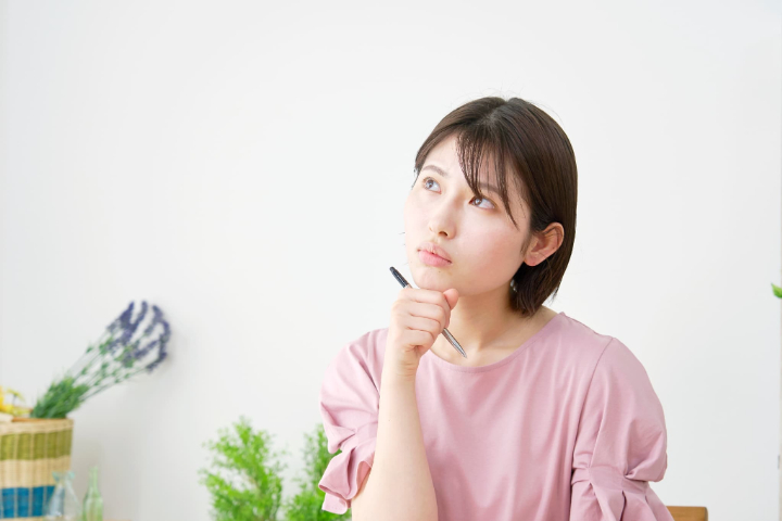 矯正治療後に後戻りが起きる原因を考える女性