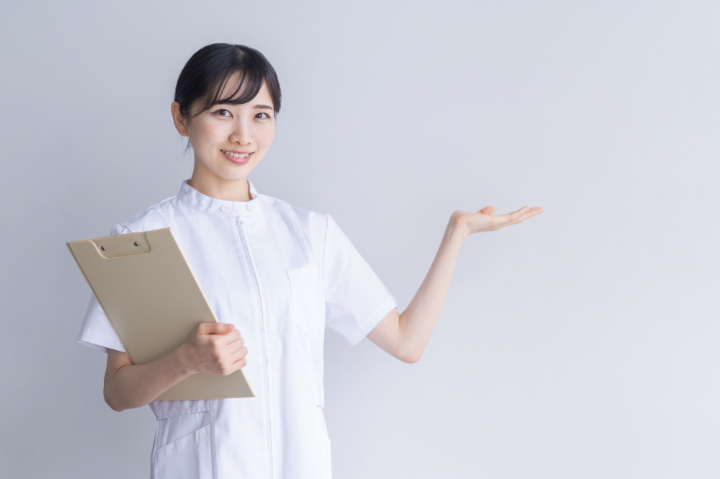 根管治療の期間が長い理由を説明する歯科衛生士の女性