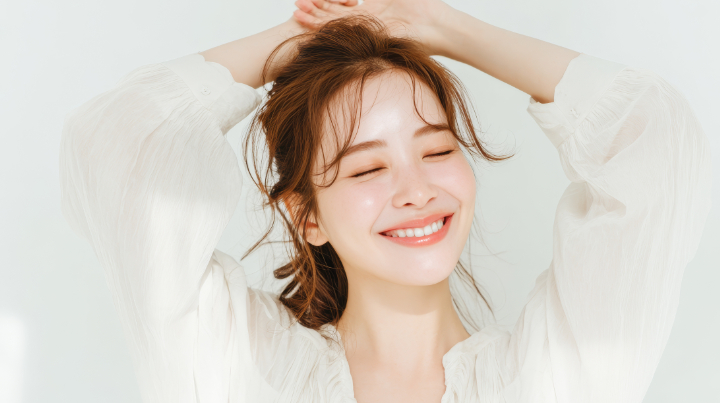 PMTCでお口の健康を守り清々しい笑顔を見せる女性