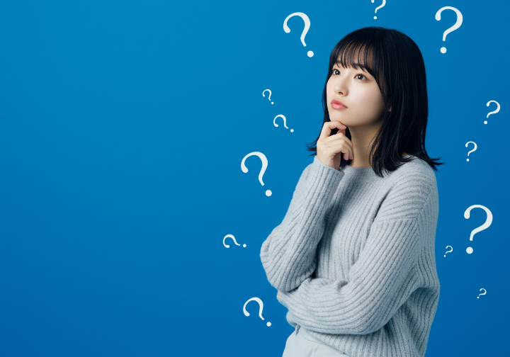 根管治療はなぜ長いのか考える女性