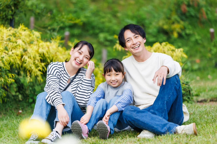 公園で寛ぐ笑顔の親子