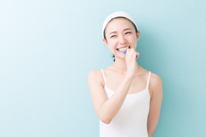 歯磨きする女性
