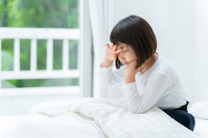 寝起きなのに眠たくてだるそうな子ども