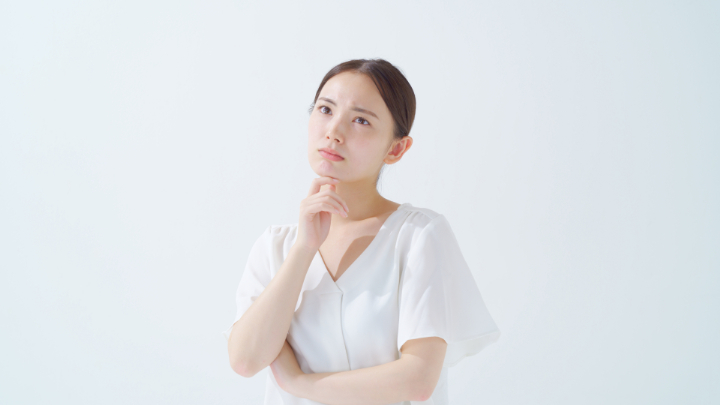 歯科矯正で歯を削ることはあるのか考える女性