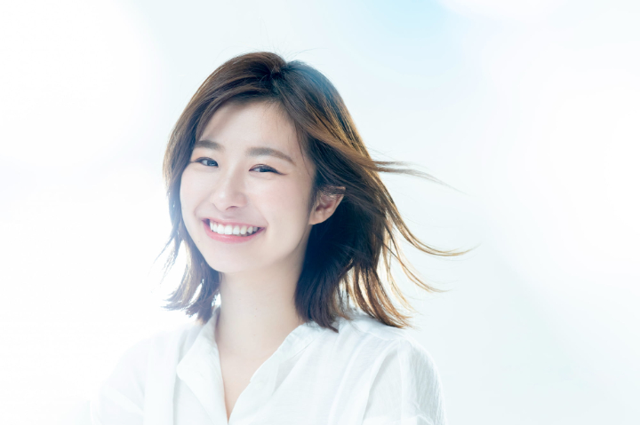 裏側矯正で美しい歯並びになった笑顔の女性