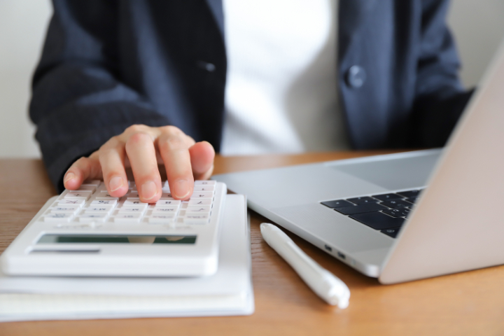 歯の根管治療のやり直しにかかる費用を計算している