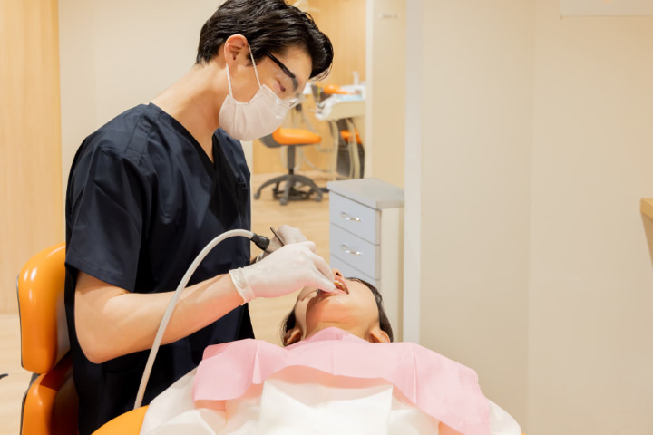 奥歯の虫歯を治療しているイメージ