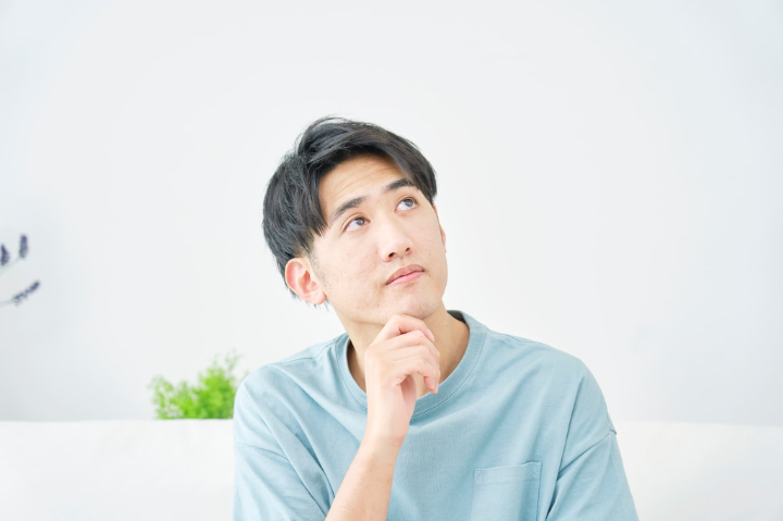 インビザライン矯正中に奥歯の噛み合わせが悪くなるのか考える男性