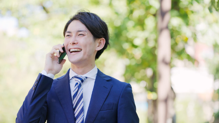 奥歯の虫歯を治療して笑顔で仕事をする男性