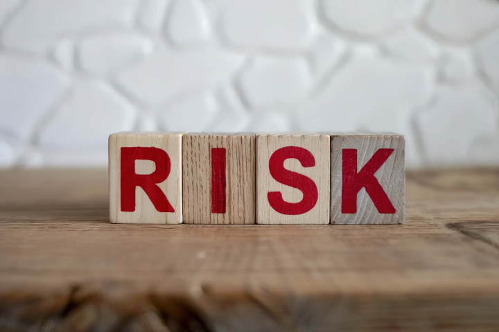 奥歯の虫歯を放置するリスクのイメージ