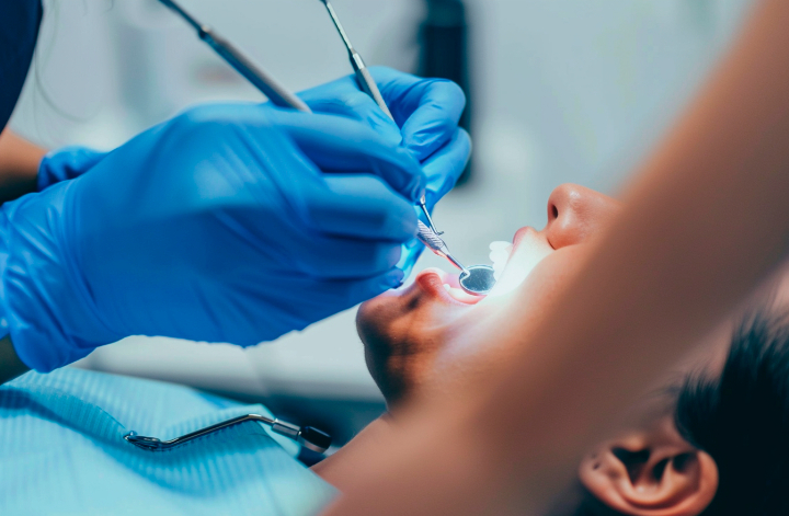 歯科医師が男性の歯の根管治療をやり直している