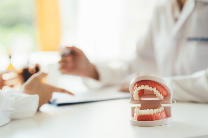 ホームホワイトニングについて歯科医からカウンセリングを受けるイメージ