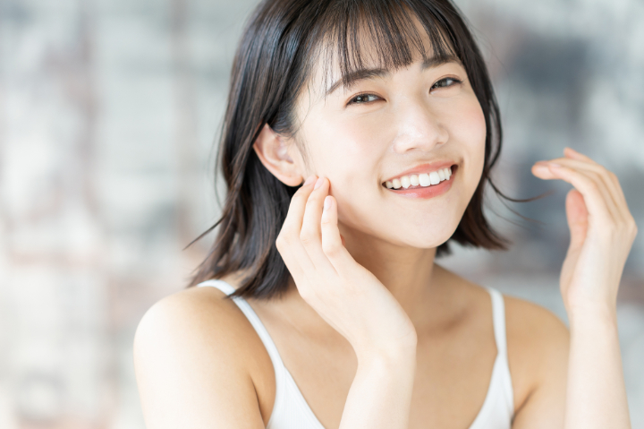 リテーナーの装着期間を終えた女性