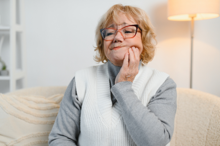 入れ歯の異物感が気になる高齢女性