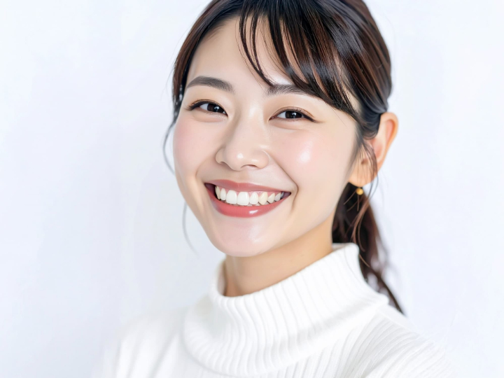 クリーニングを受けて綺麗になった歯に笑顔の女性