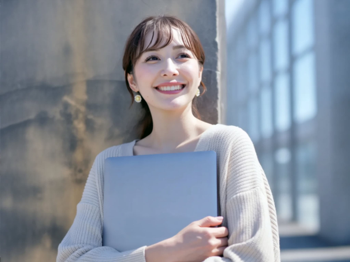 八重歯を矯正した笑顔の女性