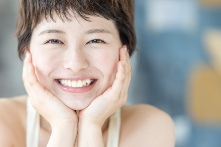 八重歯の女性の笑顔のアップ