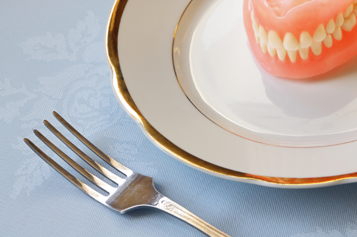 入れ歯で食事をするイメージ