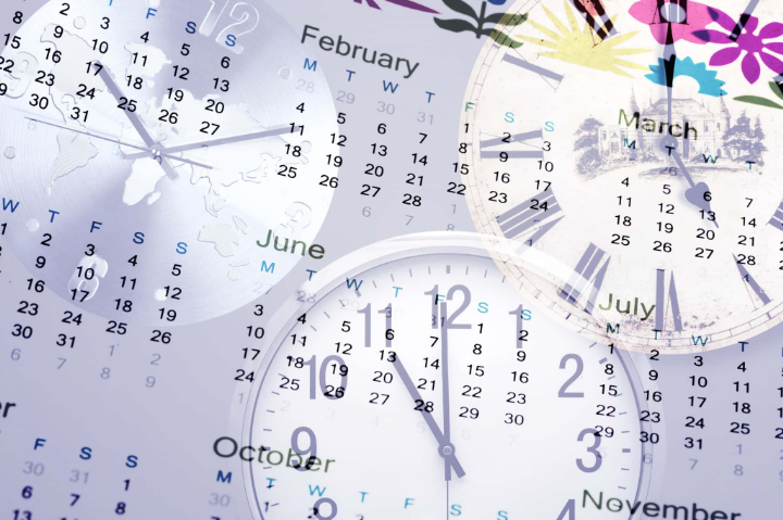 八重歯を矯正する場合にかかる期間をしめす時計とカレンダー