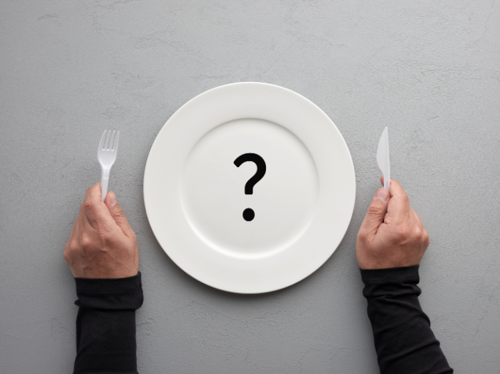 インビザライン矯正中の食事について考える様子