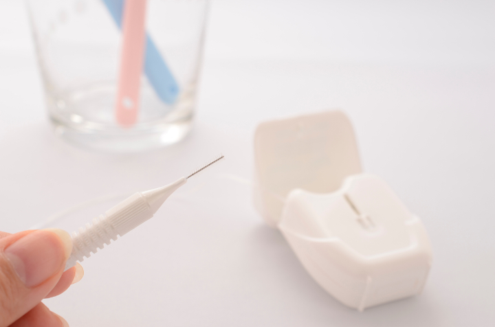 インビザライン矯正中の口腔ケアに使用する歯間ブラシとデンタルフロス