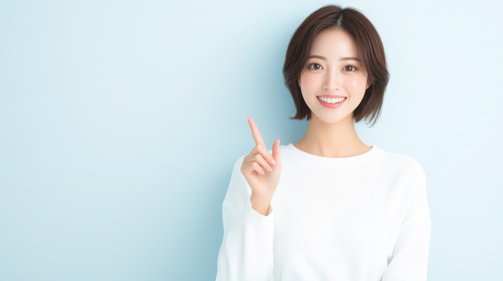 黒い歯が虫歯かどうか判断する方法を伝える女性