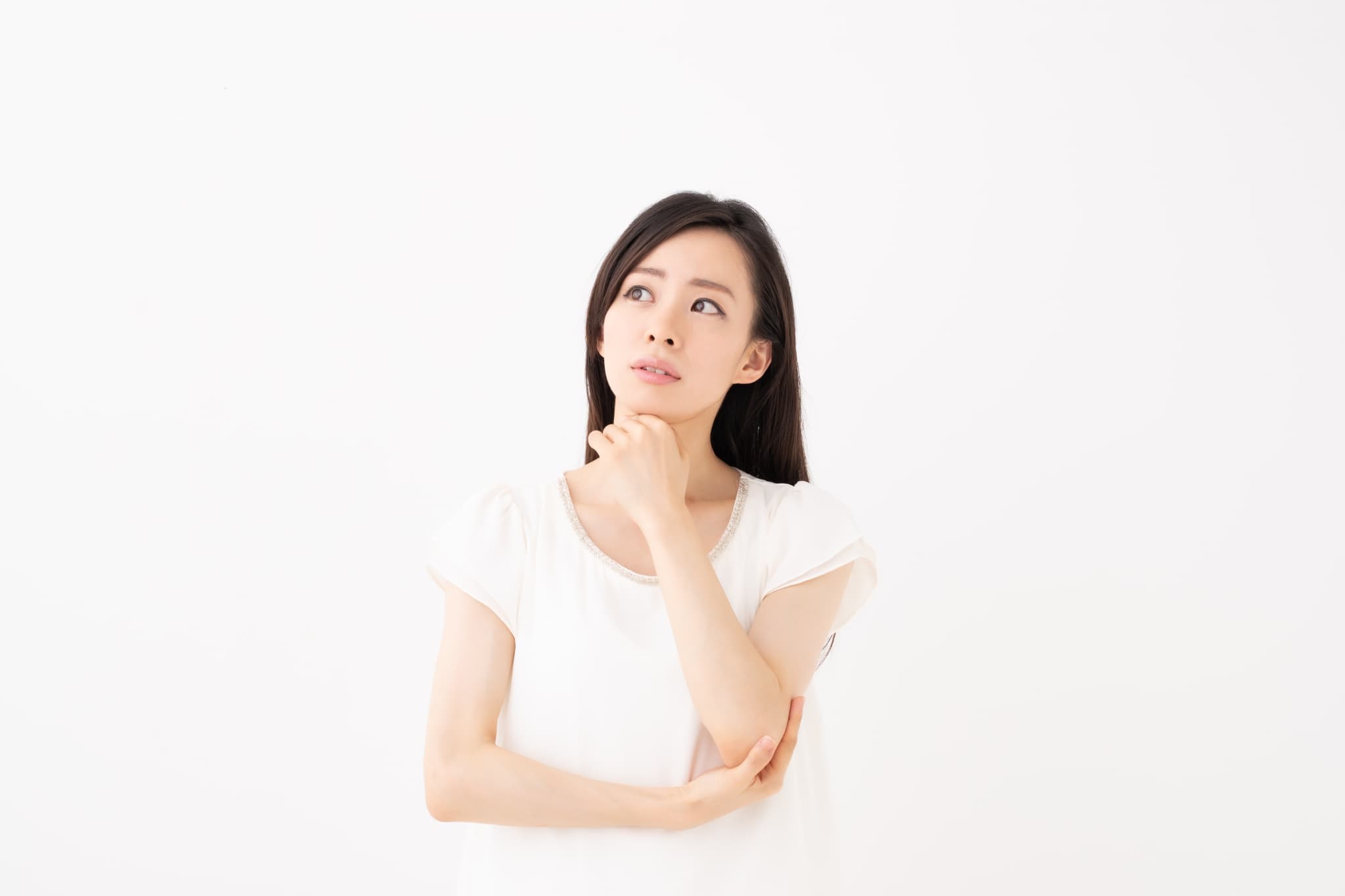 歯が黒いのは虫歯なのか考える女性
