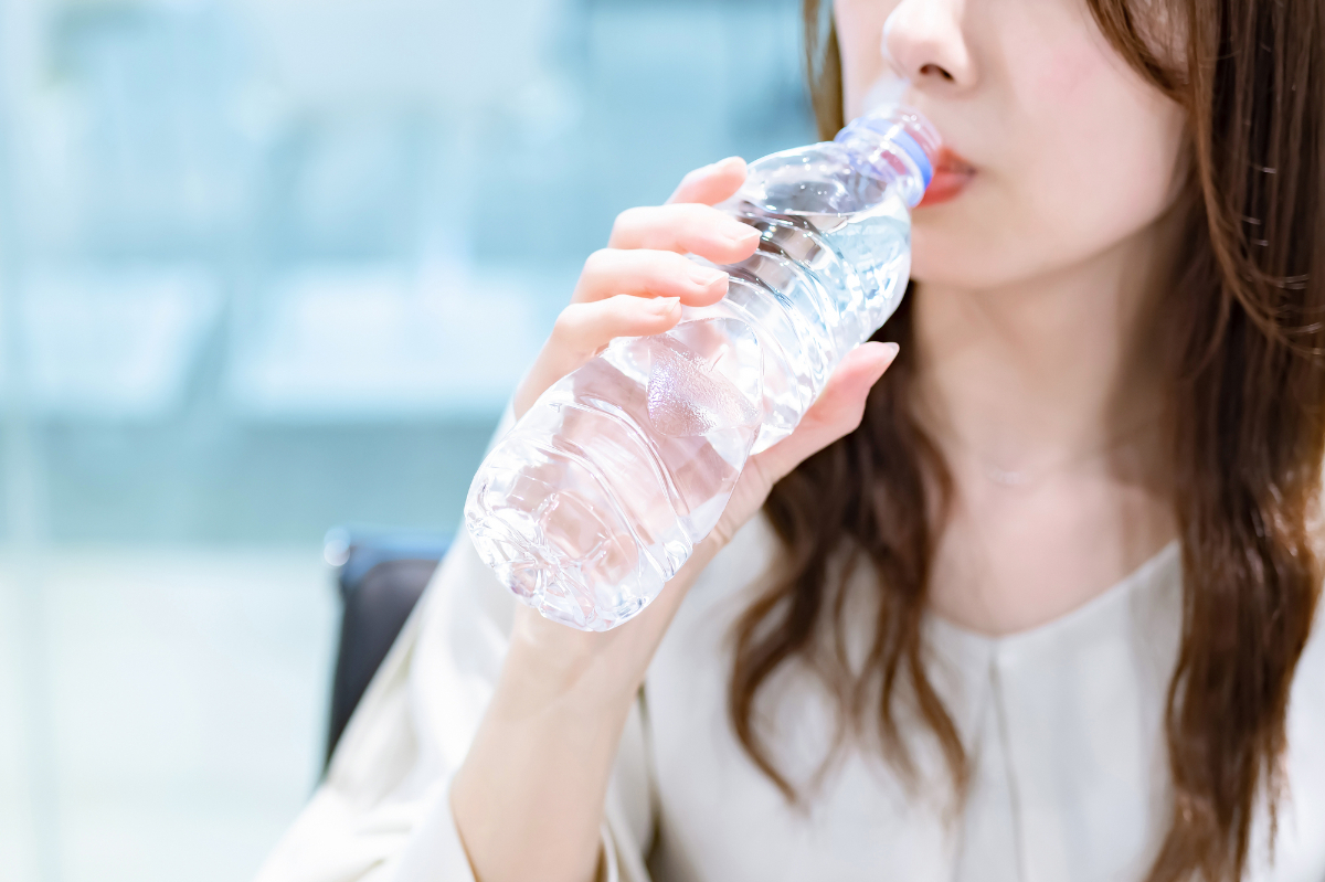 こまめに水を飲む女性