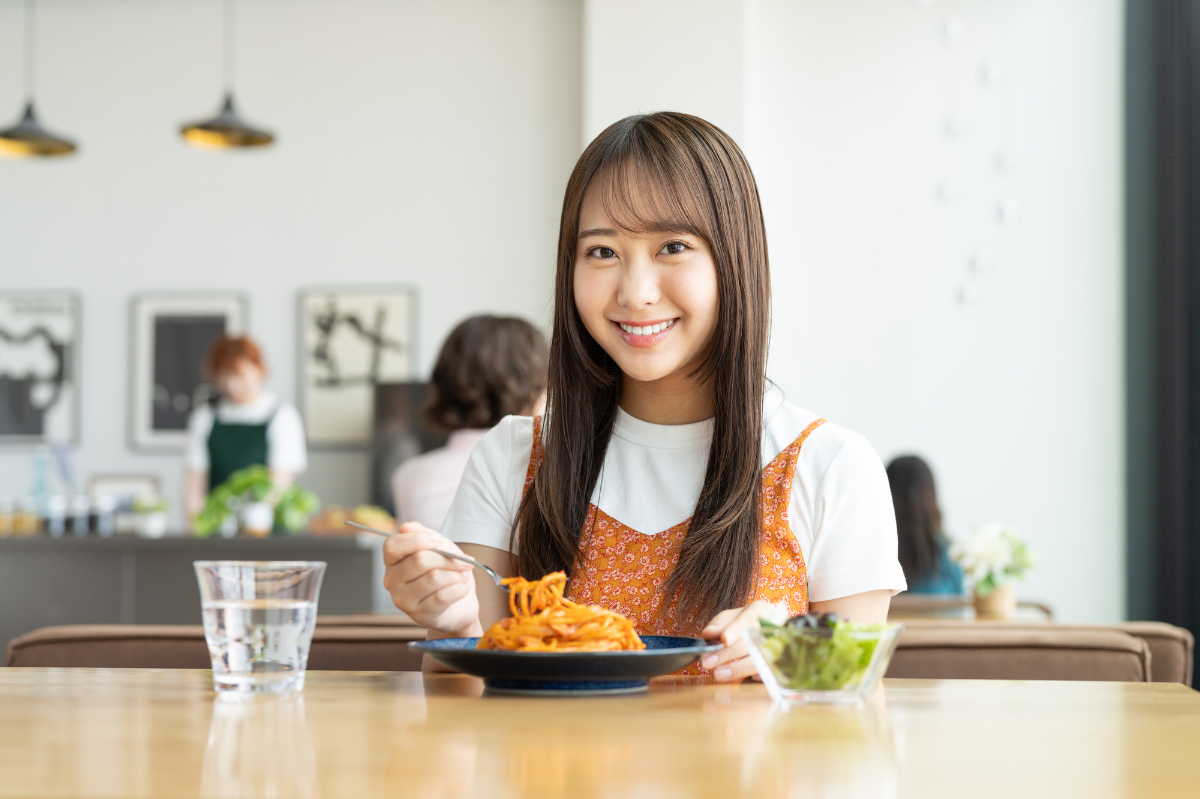 マウスピースを外して食事を楽しむ女性