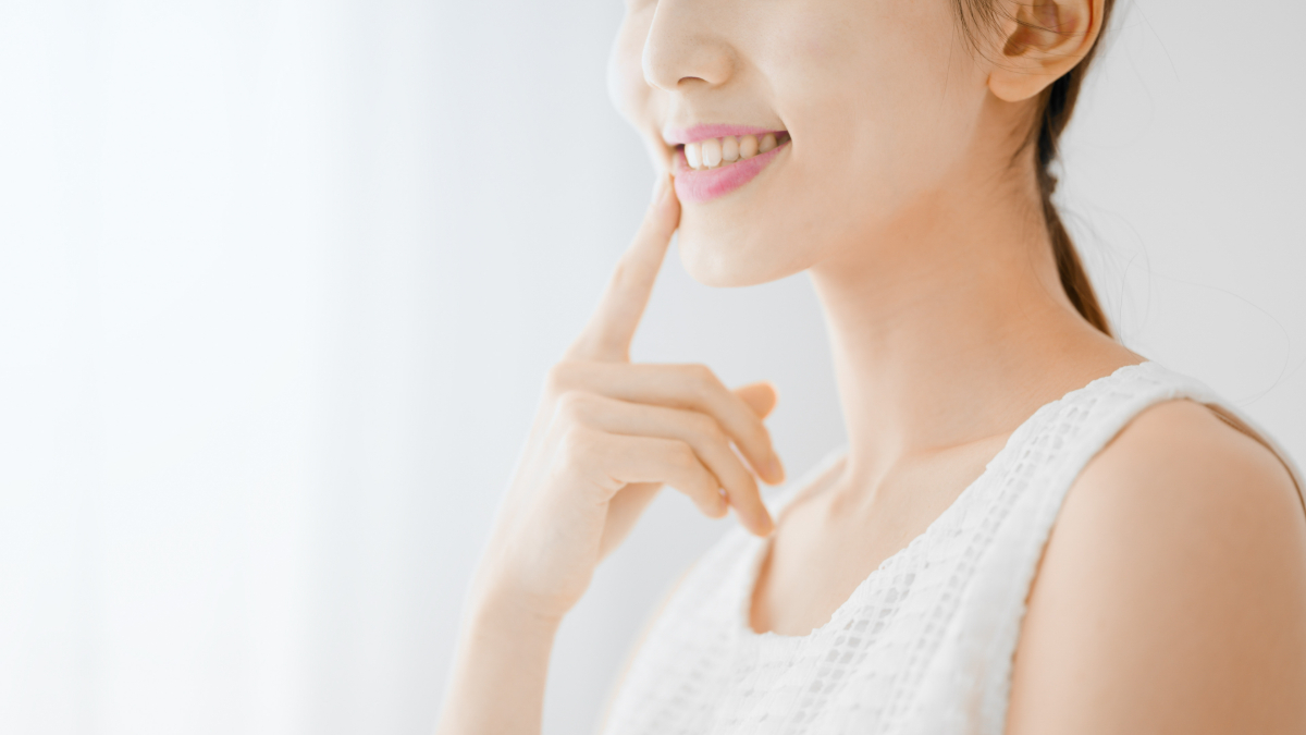 ホワイトニング施術で歯が綺麗になった女性