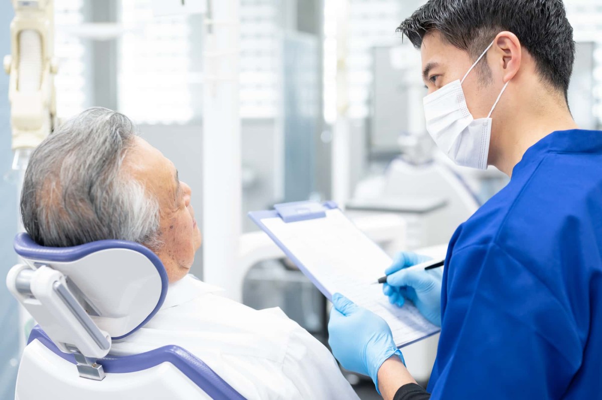 歯周病の予防のために定期的に歯科検診を受ける男性