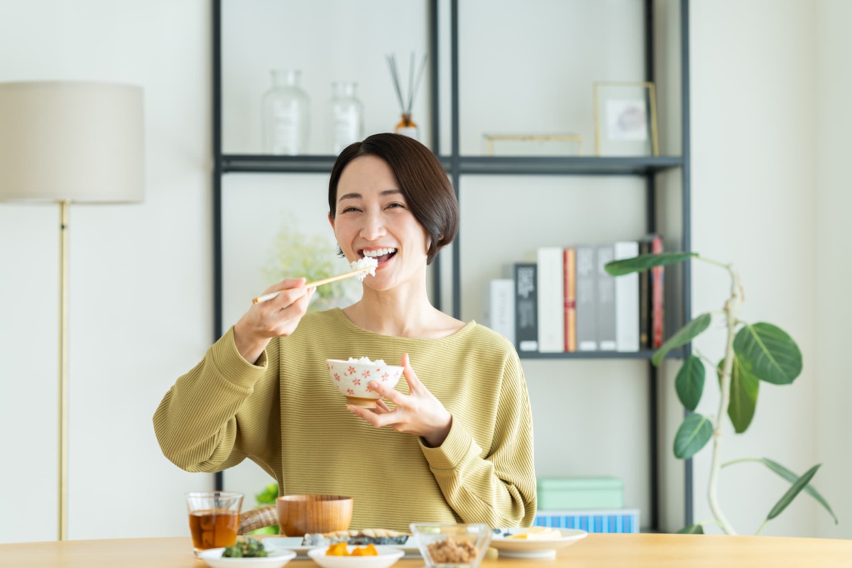 根管治療を終えて美味しくご飯を食べる女性