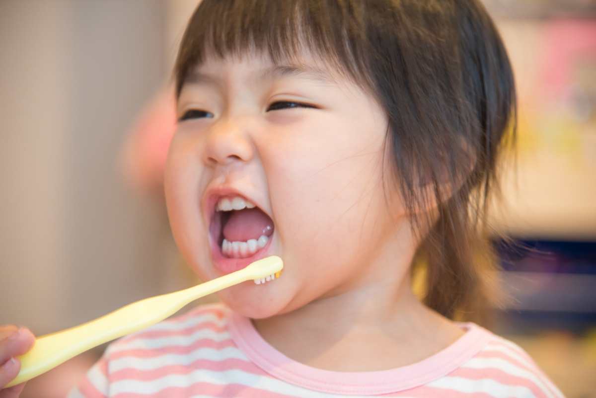 歯磨きしている子ども