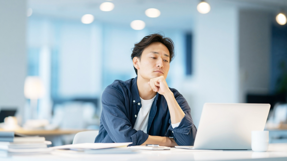 すきっ歯はマウスピース矯正で治せるのかを考えている男性