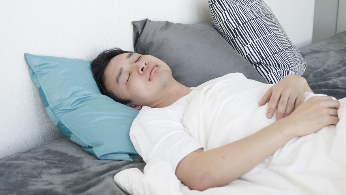 抜歯当日に安静にしている男性