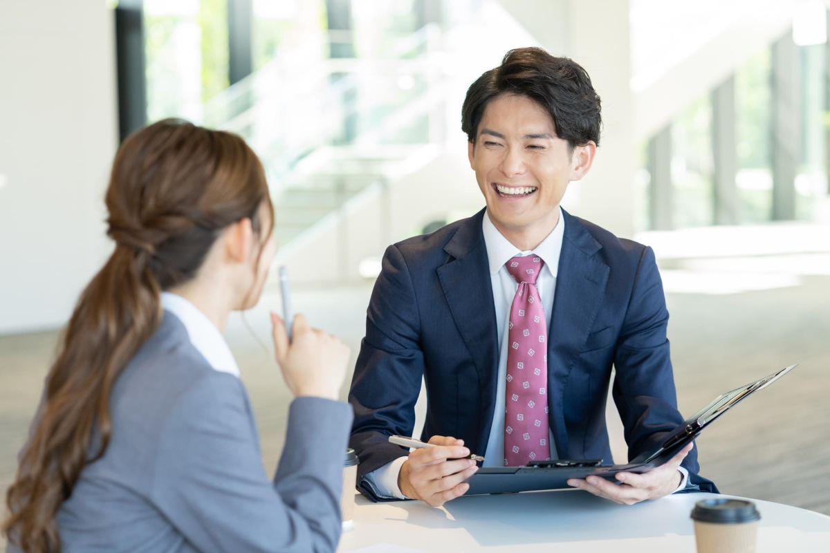 笑顔で仕事をする会社員