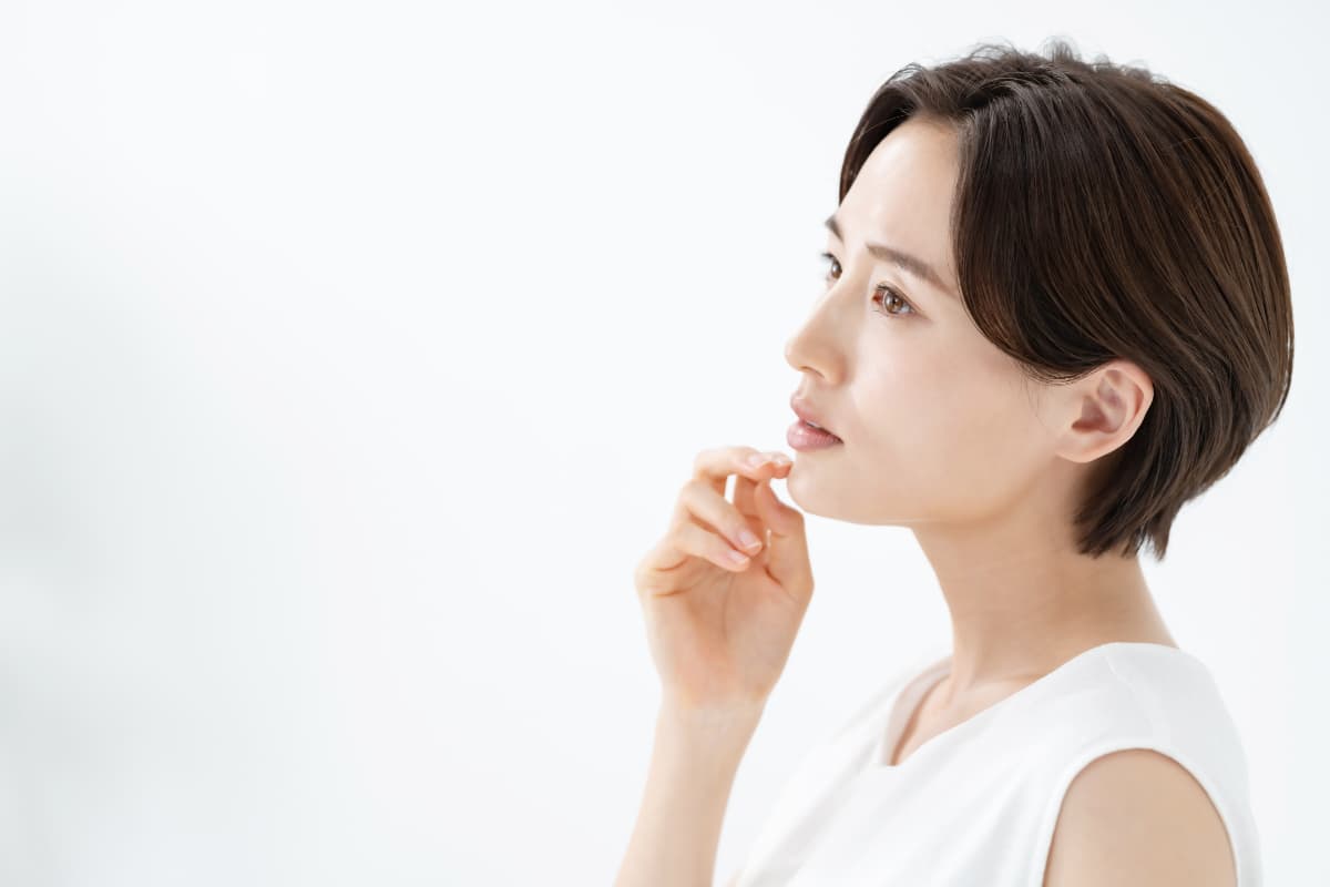 インプラントの手術は痛いのか考える女性