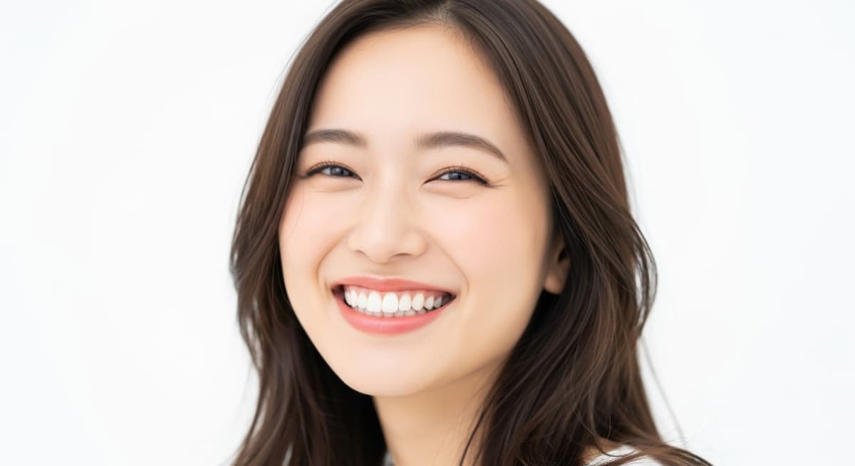 リテーナーの装着期間を終えて矯正が完了した笑顔の女性