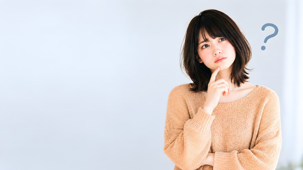 リテーナーとは何か考える女性